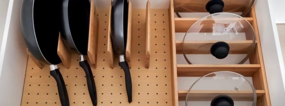 Хранение крышек от кастрюль и сковородок на кухне