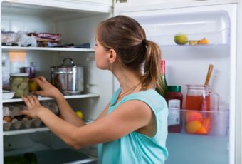 Как легко и просто устранить запах в холодильнике?