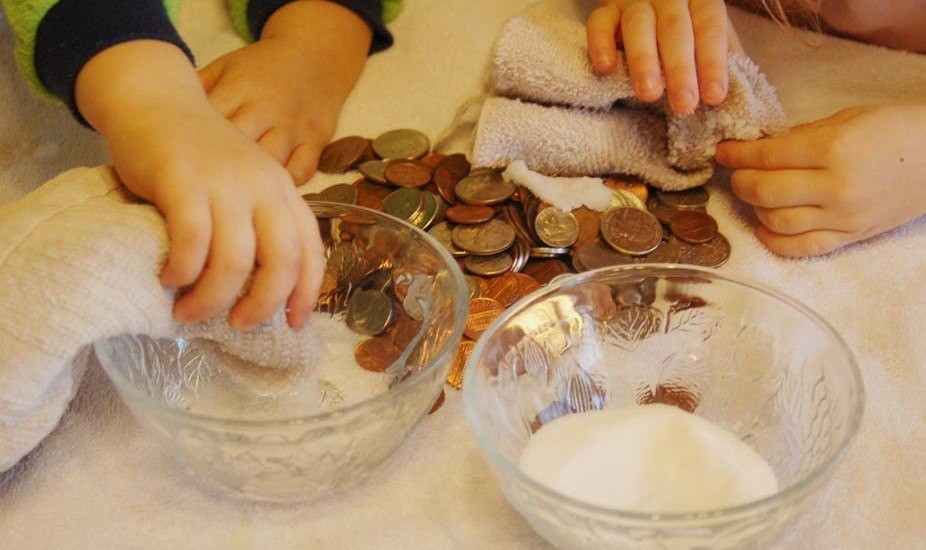 Очистка монет с помощью мягкой щетки и воды