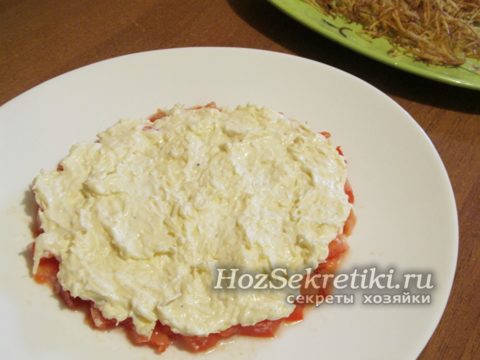 слой помидоров покрыть массой из майонеза и сыра