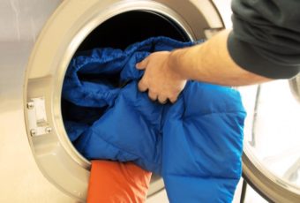 Можно ли стирать куртку в стиральной машине, и как это сделать правильно