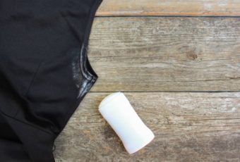Как удалить пятна от дезодоранта на темной одежде