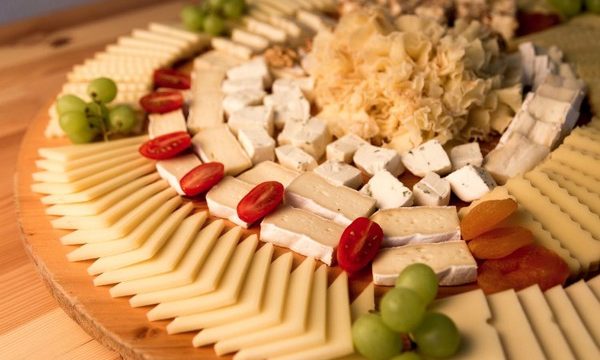 12 идей красиво выложить сырную нарезку на праздничном столе
