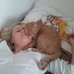кошка спит с человеком