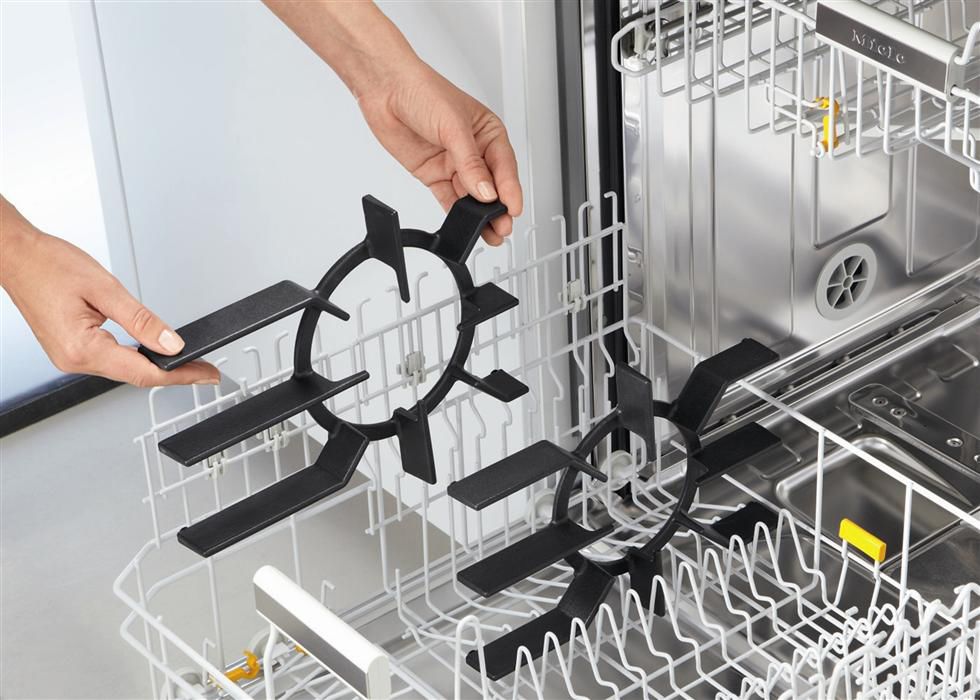 Помойте металлические конфорки газовой плиты в посудомоечной машине