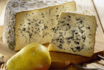 Опасно ли есть сыр с плесенью на самом деле