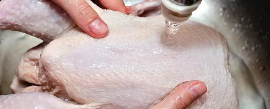 Мыть курицу перед приготовлением опасно