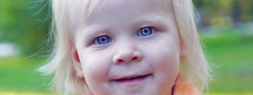 Голубоглазый малыш у кареглазых родителей – есть ли шанс?