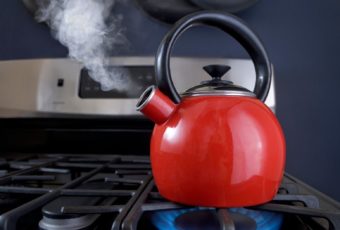 Почему кипячение воды в чайнике опасно для здоровья