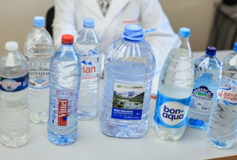 Эксперты Росконтроля узнали, какая вода в российских магазинах самая опасная