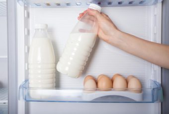 Правила хранения молока: сколько хранится свежее сырое и пастеризованное молоко