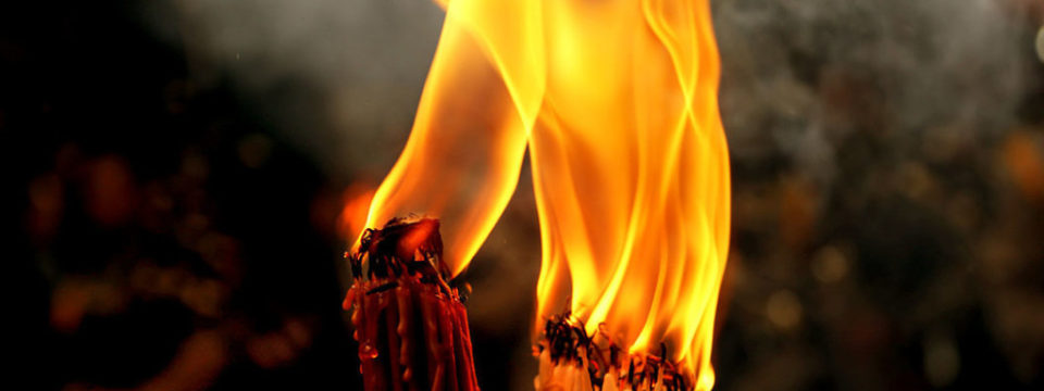 Почему пасхальный огонь сходит в субботу в канун православной Пасхи