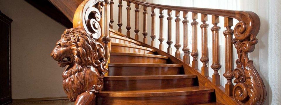 Деревянные столбы для лестниц: способы изготовления, виды и советы по их выбору
